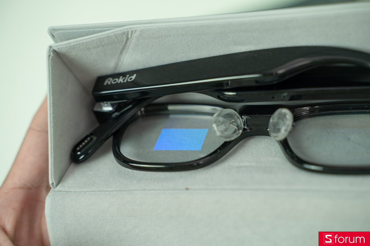 Rokid Glasses dùng một màn hình mini LED chỉ hiển thị được một tông xanh lục duy nhất