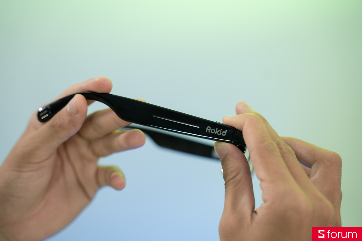 Gọng được làm từ vật liệu TR90 polymer titanium cao cấp