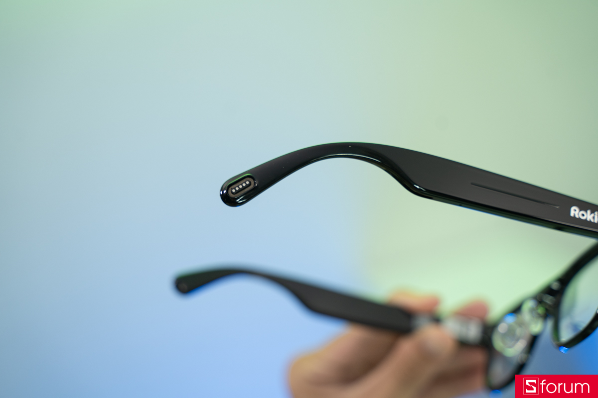 Ở đầu càng kính là cụm tiếp điểm sạc từ dùng với sợi cáp nam châm