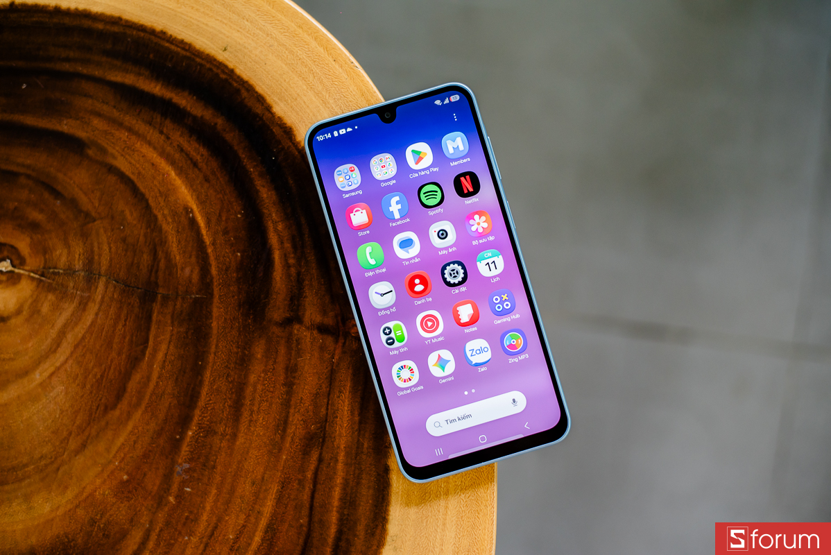 Mặt trước Galaxy A18 4G sử dụng màn hình Super AMOLED 6.7 inch