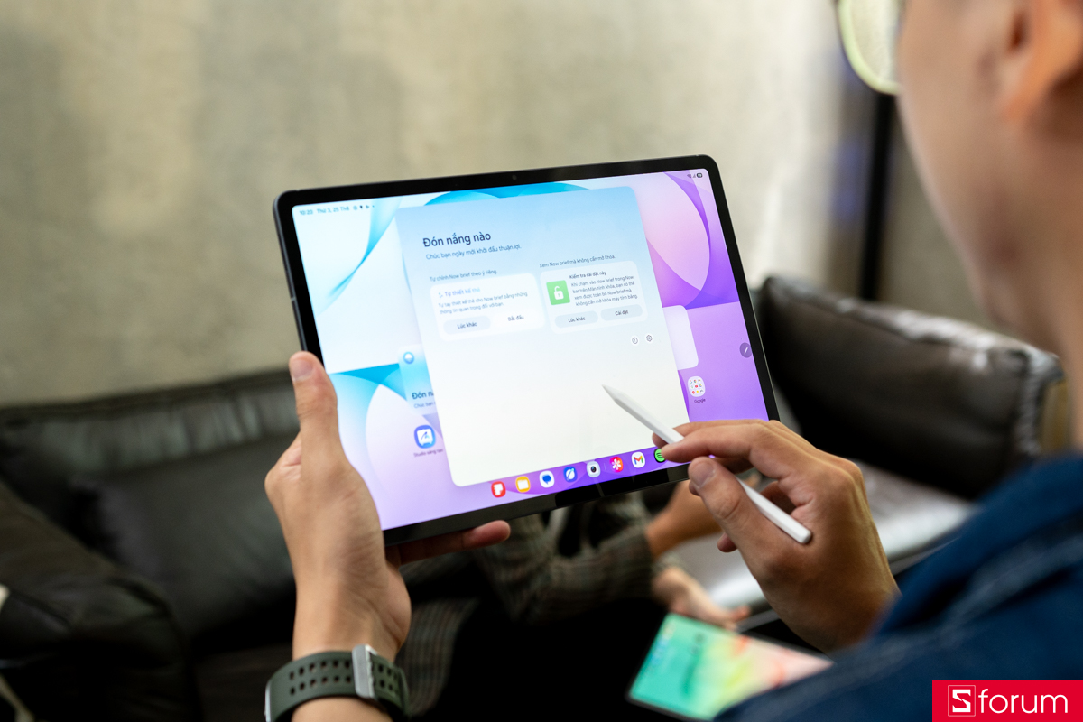 Trên tay Galaxy Tab S12 Plus: Màn hình AMOLED 2X 12.6 inch sắc nét