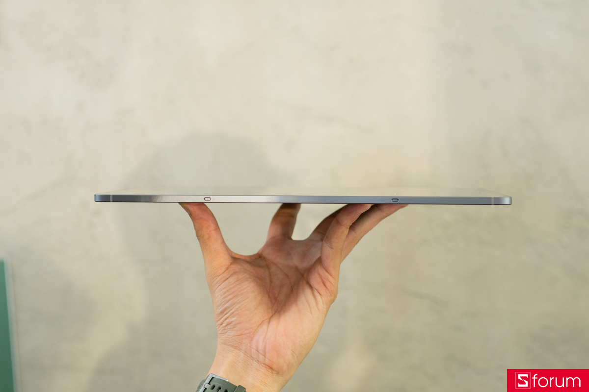 Trên tay Galaxy Tab S12 Plus: Cạnh máy siêu mỏng, hoàn thiện vuông vức