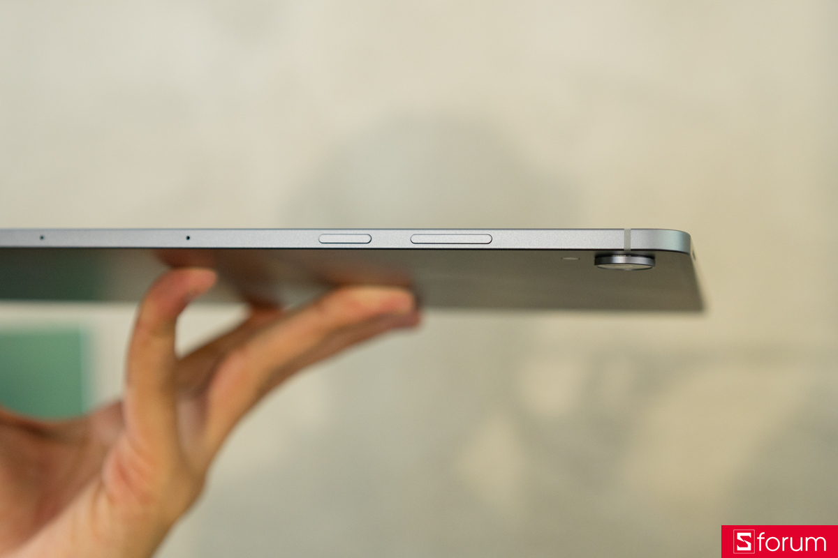 Trên tay Galaxy Tab S12 Plus: Cạnh máy siêu mỏng, hoàn thiện vuông vức