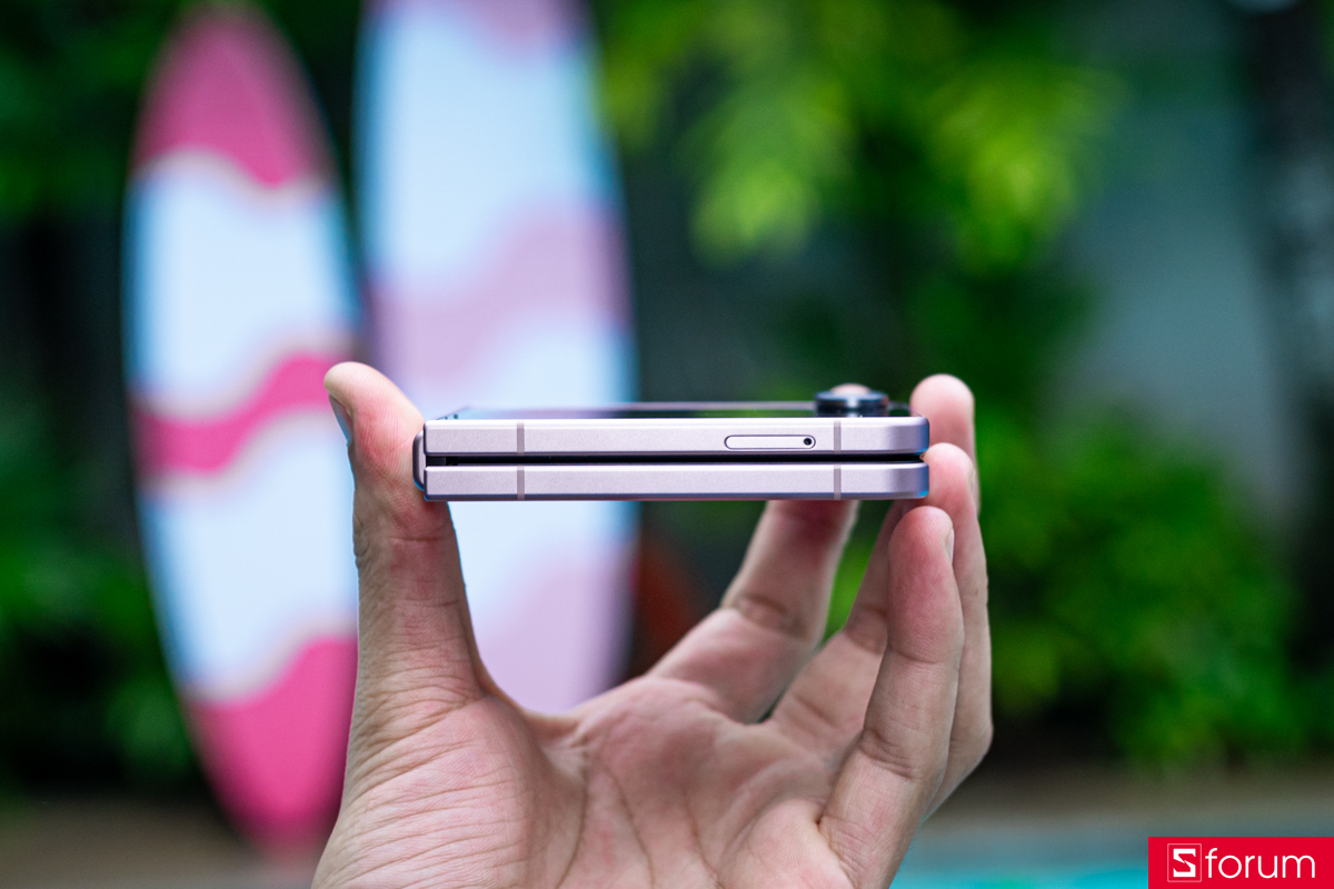 Trên tay Samsung Galaxy Z Flip8: Thiết kế vỏ sỏ đặc trưng với vật liệu Aluminum