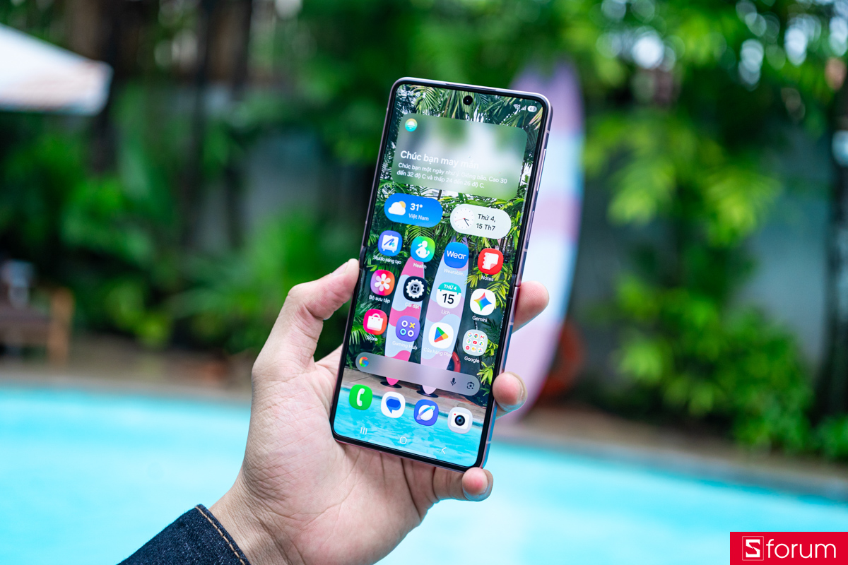 Trên tay Samsung Galaxy Z Flip8: Máy được trang bị màn hình chính Foldable Dynamic LTPO AMOLED 2X