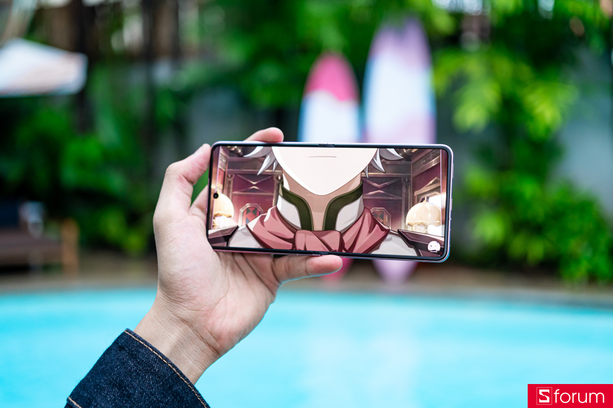 Trên tay Samsung Galaxy Z Flip8: Màn hình có nếp gấp mờ hơn thế hệ trước