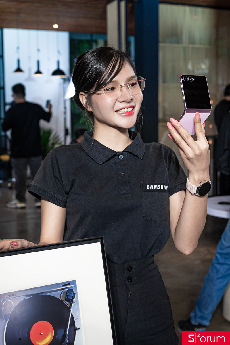 Trên tay Samsung Galaxy Z Flip8: Thiết kế vỏ sỏ đặc trưng với vật liệu Aluminum