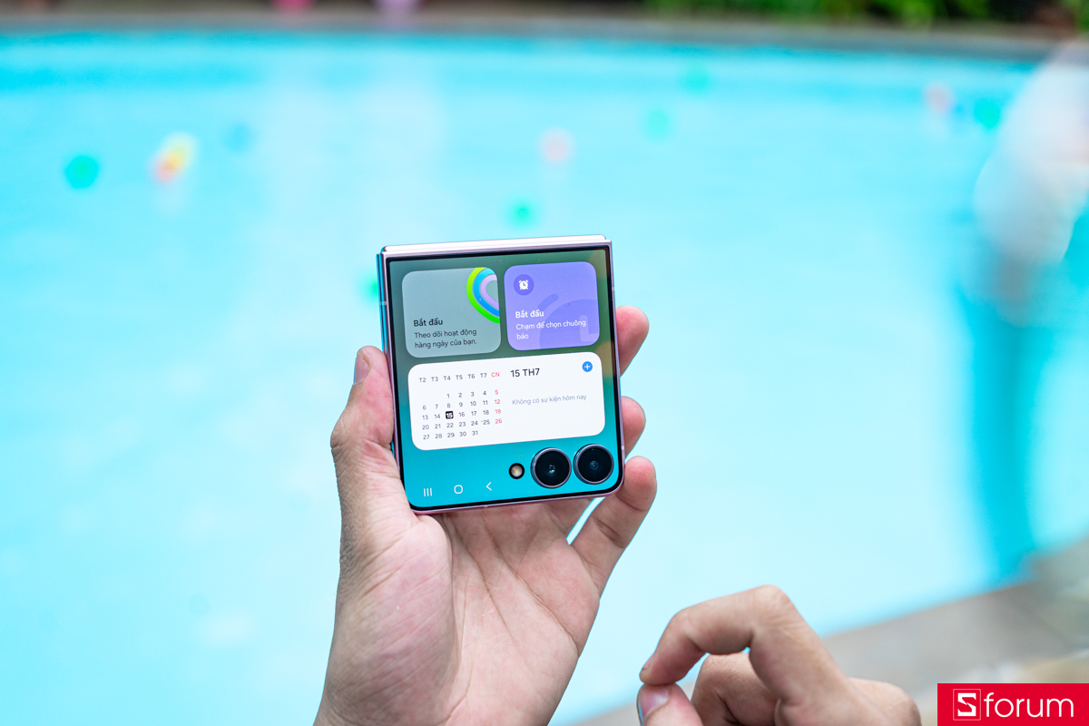 Trên tay Samsung Galaxy Z Flip8: Samsung thiết kế lại FlexWindow Home
