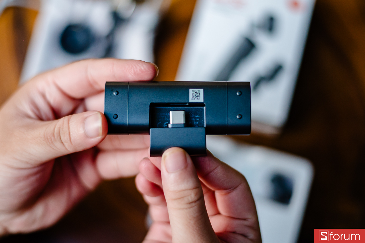 Phía dưới case là khe cắm Receiver, hỗ trợ cổng type-C và Lightning vô cùng tiện lợi