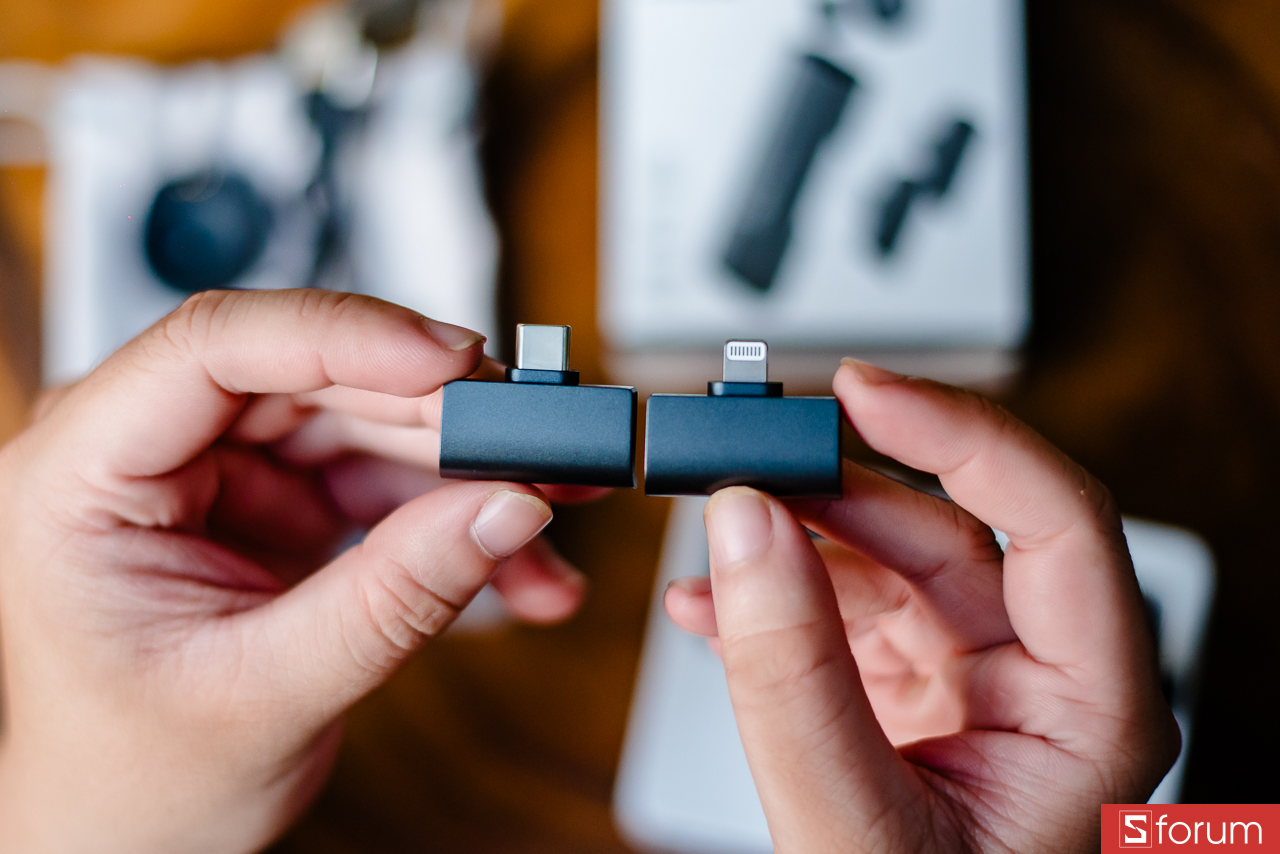 Phía dưới case là khe cắm Receiver, hỗ trợ cổng type-C và Lightning vô cùng tiện lợi.