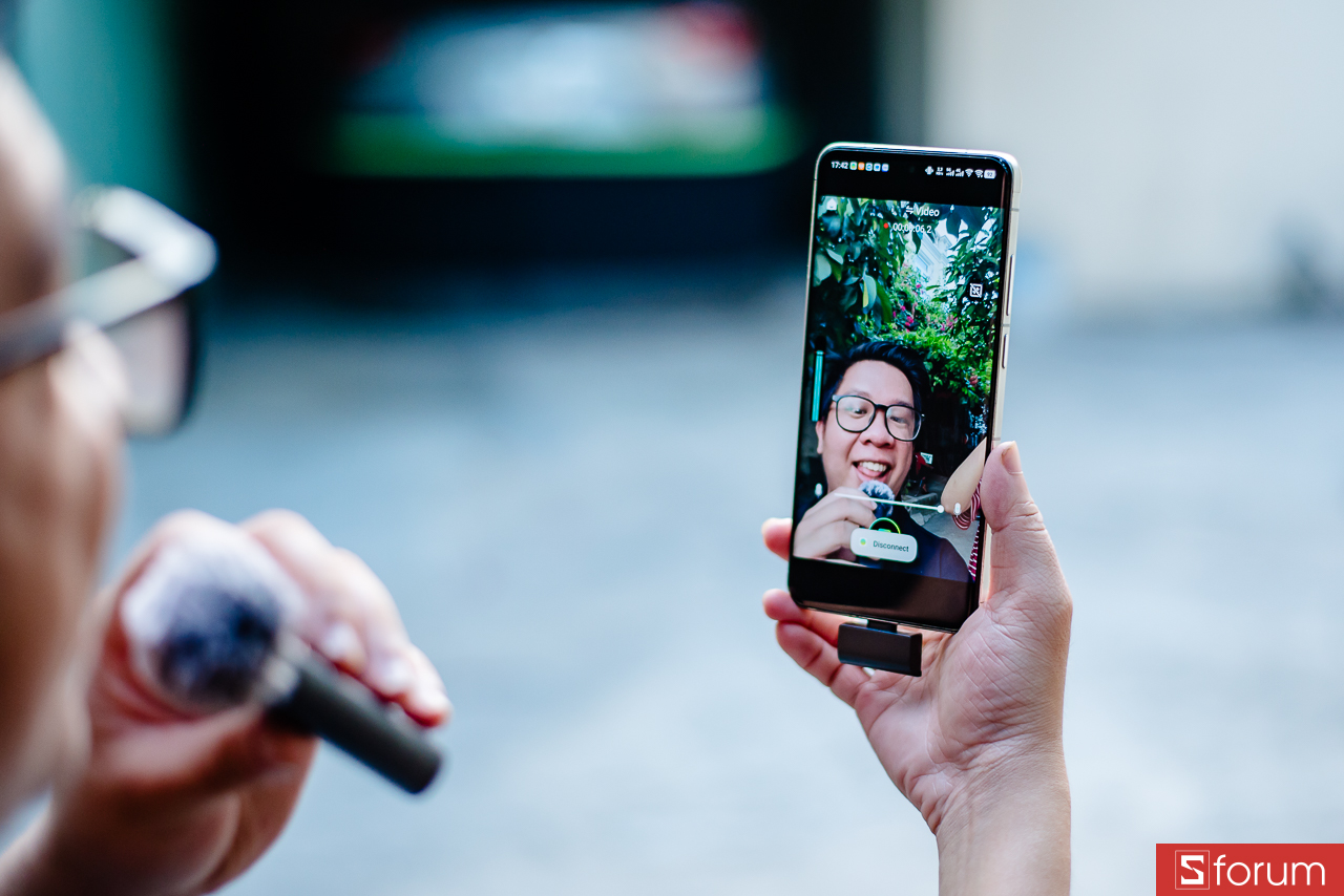 Trên tay Saramonic Air SE: Receiver thì plug-in trực tiếp vào điện thoại qua USB-C hoặc Lightning