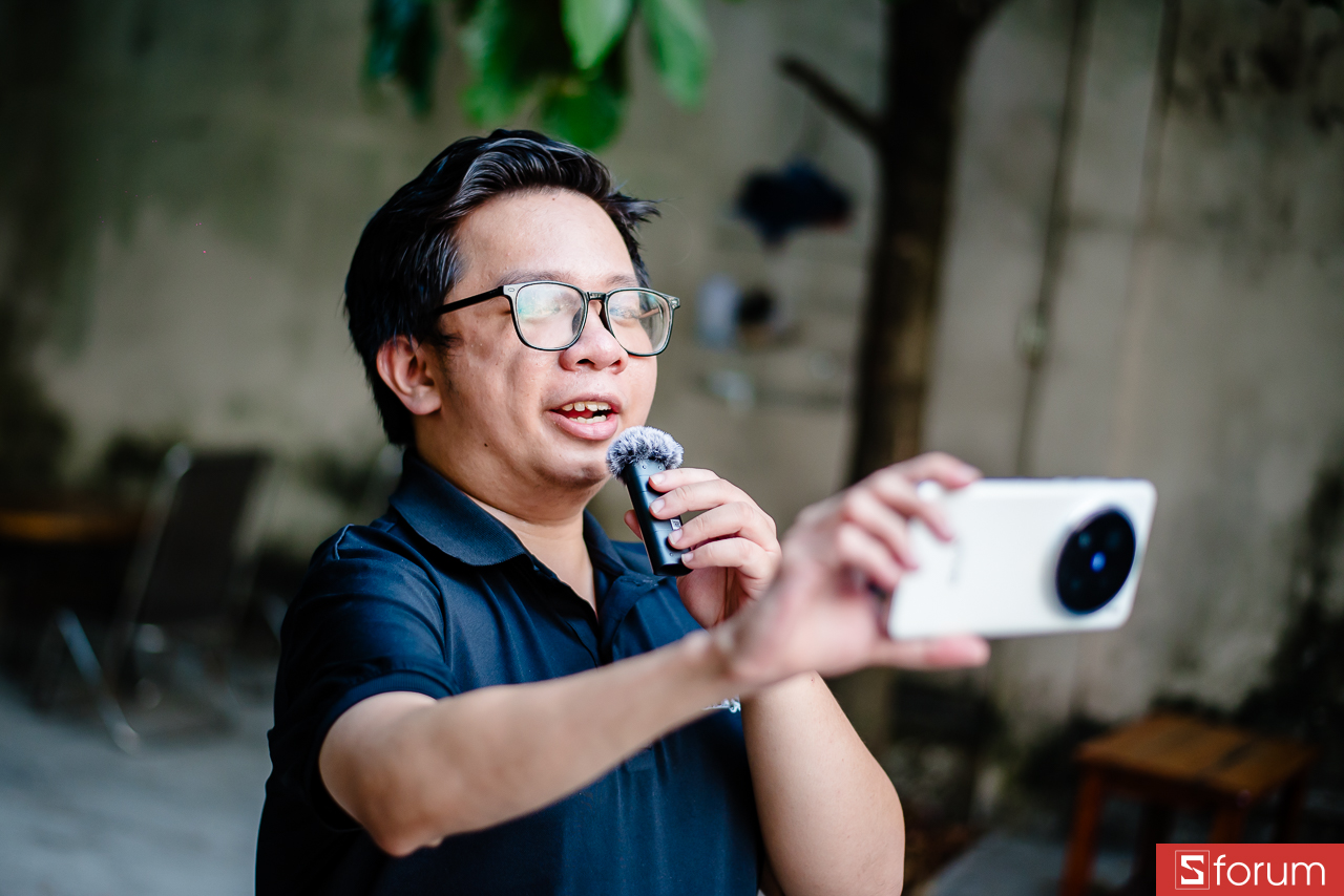 Điểm cộng nằm ở thanh sạc tích hợp: sạc đầy cho 2 transmitter thêm khoảng 2 lần nữa