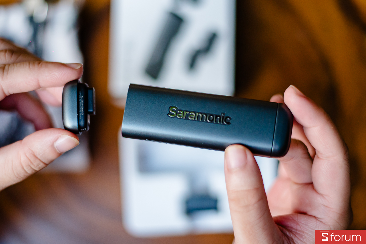 Hai đầu case là hai cục transmitter siêu nhỏ