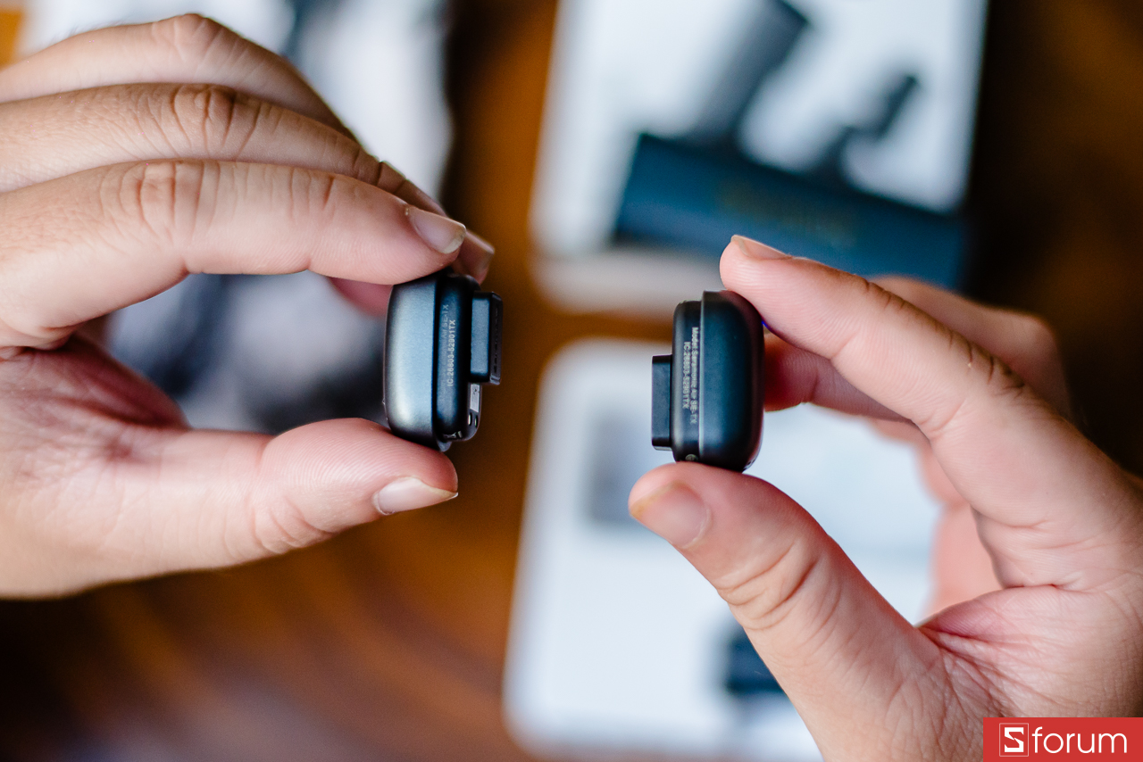 Hai đầu case là hai cục transmitter siêu nhỏ