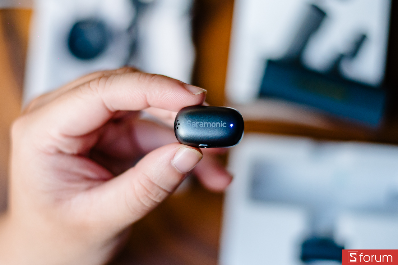 Hai đầu case là hai cục transmitter siêu nhỏ