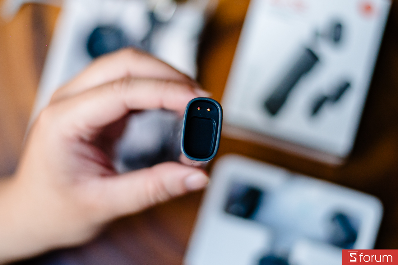 Hai đầu case là hai cục transmitter siêu nhỏ