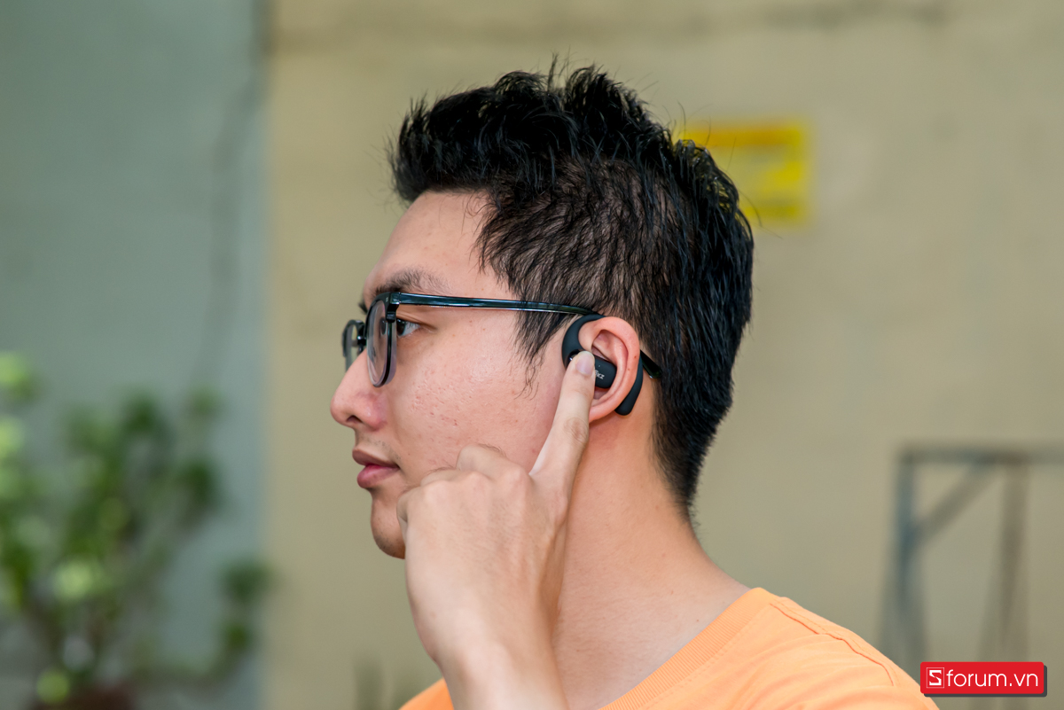Nút bấm vật lý đa chức năng giúp điều chỉnh âm lượng, chuyển bài hát