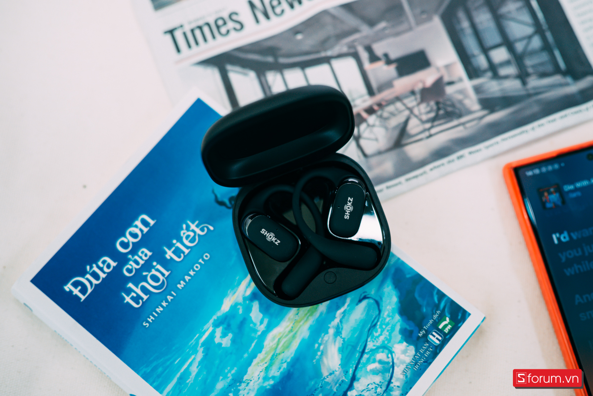 Về dung lượng pin, Shokz OpenFit 2+ thể hiện sự vượt trội với thời gian sử dụng ấn tượng