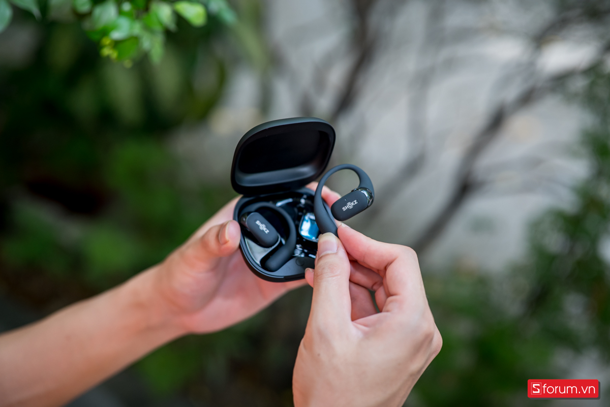 Shokz OpenFit 2+ sở hữu thiết kế móc tai đặc trưng được chế tác từ hợp kim nickel-titanium