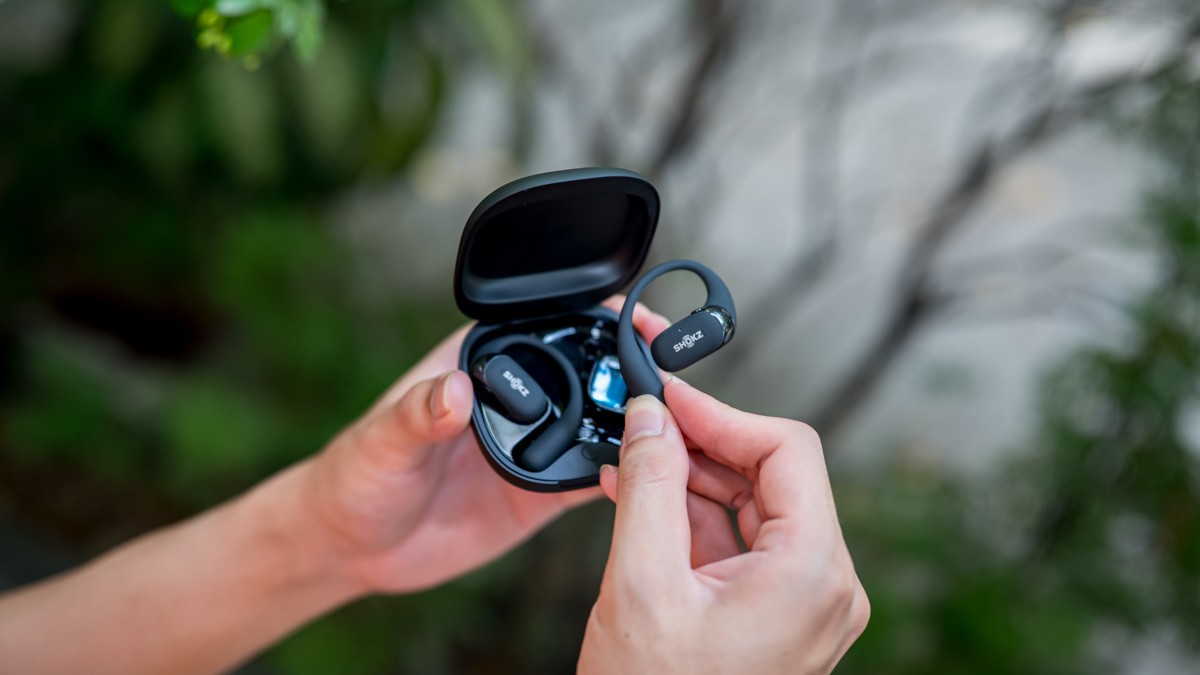 Trên tay Shokz OpenFit 2+: Tai nghe open‑ear nhưng chất âm vẫn tốt nhờ Dolby Audio, pin 48 giờ, giá 5.59 triệu