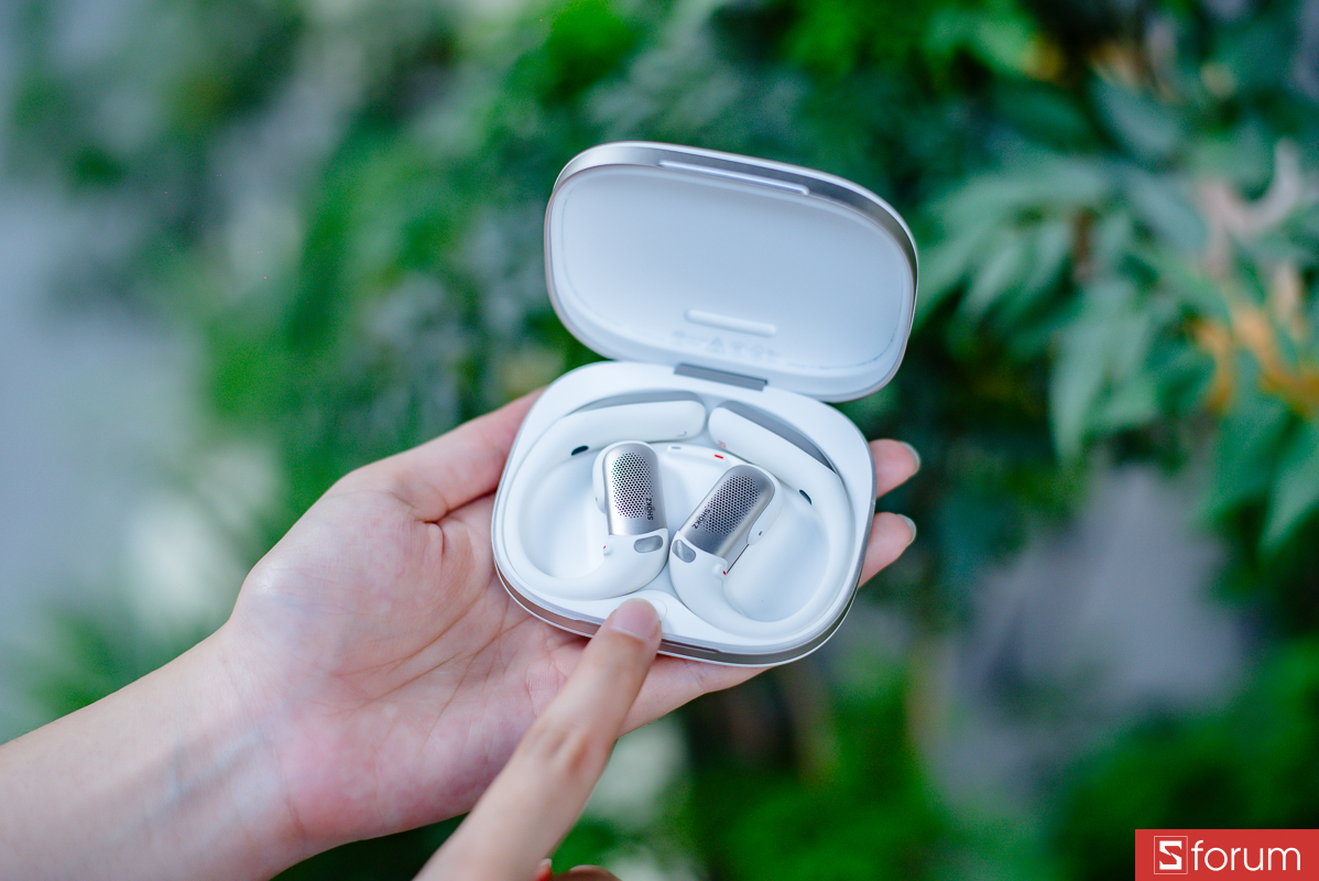 Trên tay Shokz OpenFit Pro: Khi mở nắp, hai tai nghe nằm đối xứng, phần housing màu bạc hướng vào giữa