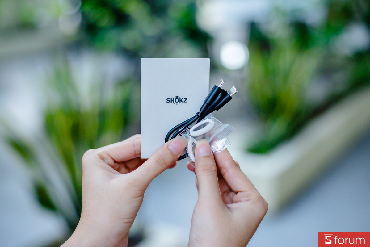 Bên trong hộp, phụ kiện đi kèm gồm tai nghe, hộp sạc, cáp USB-C, sách hướng dẫn sử dụng và các phụ kiện hỗ trợ