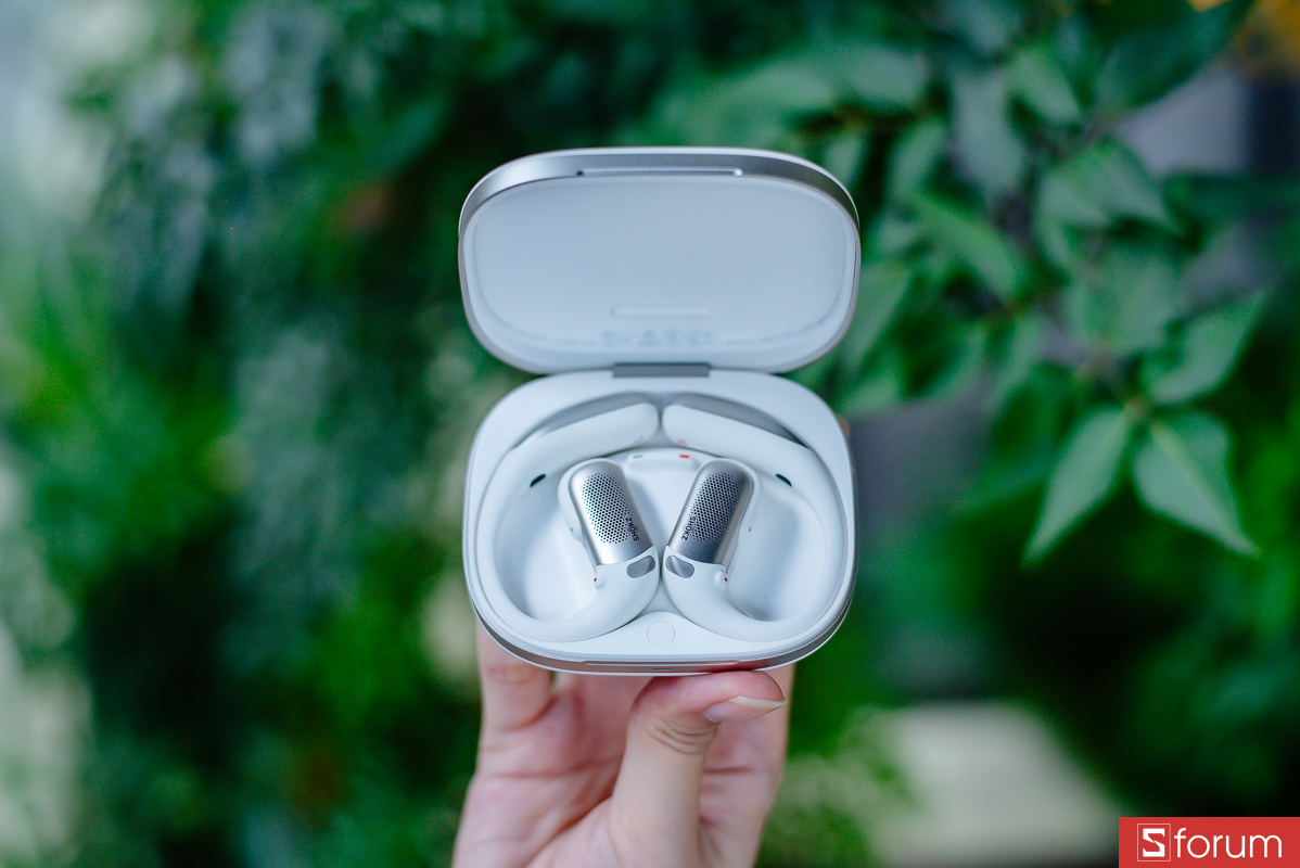 Trên tay Shokz OpenFit Pro: Khi mở nắp, hai tai nghe nằm đối xứng, phần housing màu bạc hướng vào giữa