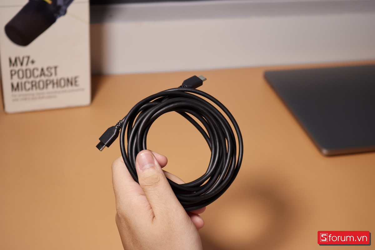 Phụ kiện đi kèm với Shure MV7+ bao gồm một cáp USB-C