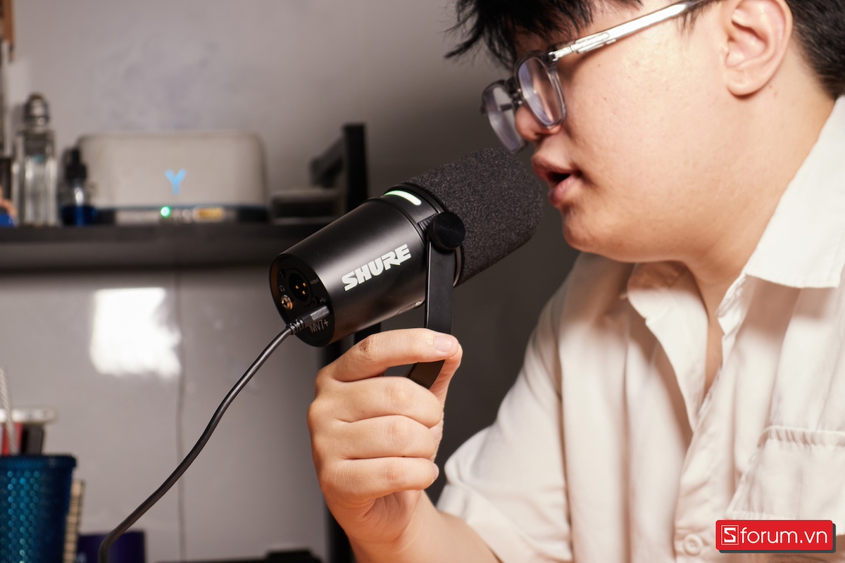 Khi cầm trên tay Shure MV7+, mình thấy tổng thể khá gọn gàng
