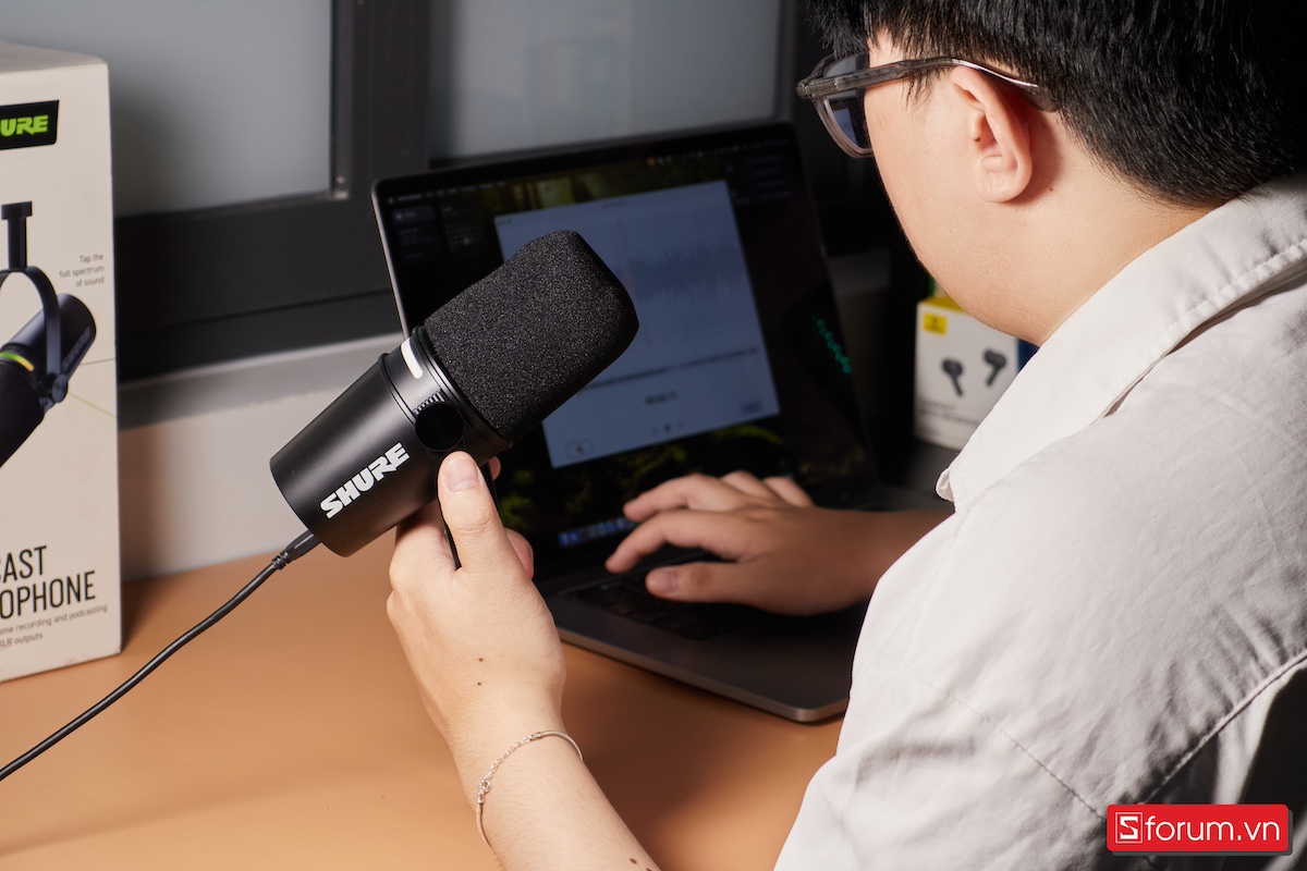 Khi cầm trên tay Shure MV7+, mình thấy tổng thể khá gọn gàng