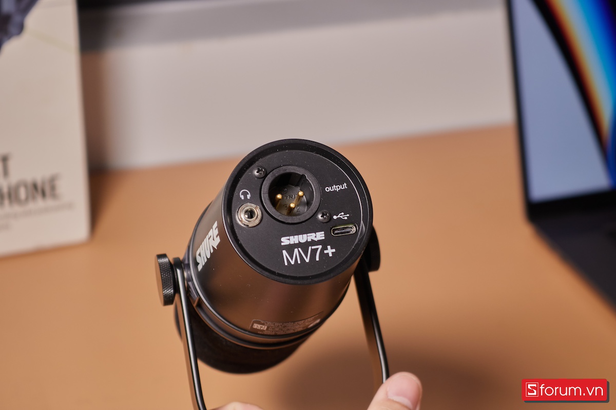 Mặt sau của Shure MV7+ là nơi tập trung các cổng kết nối