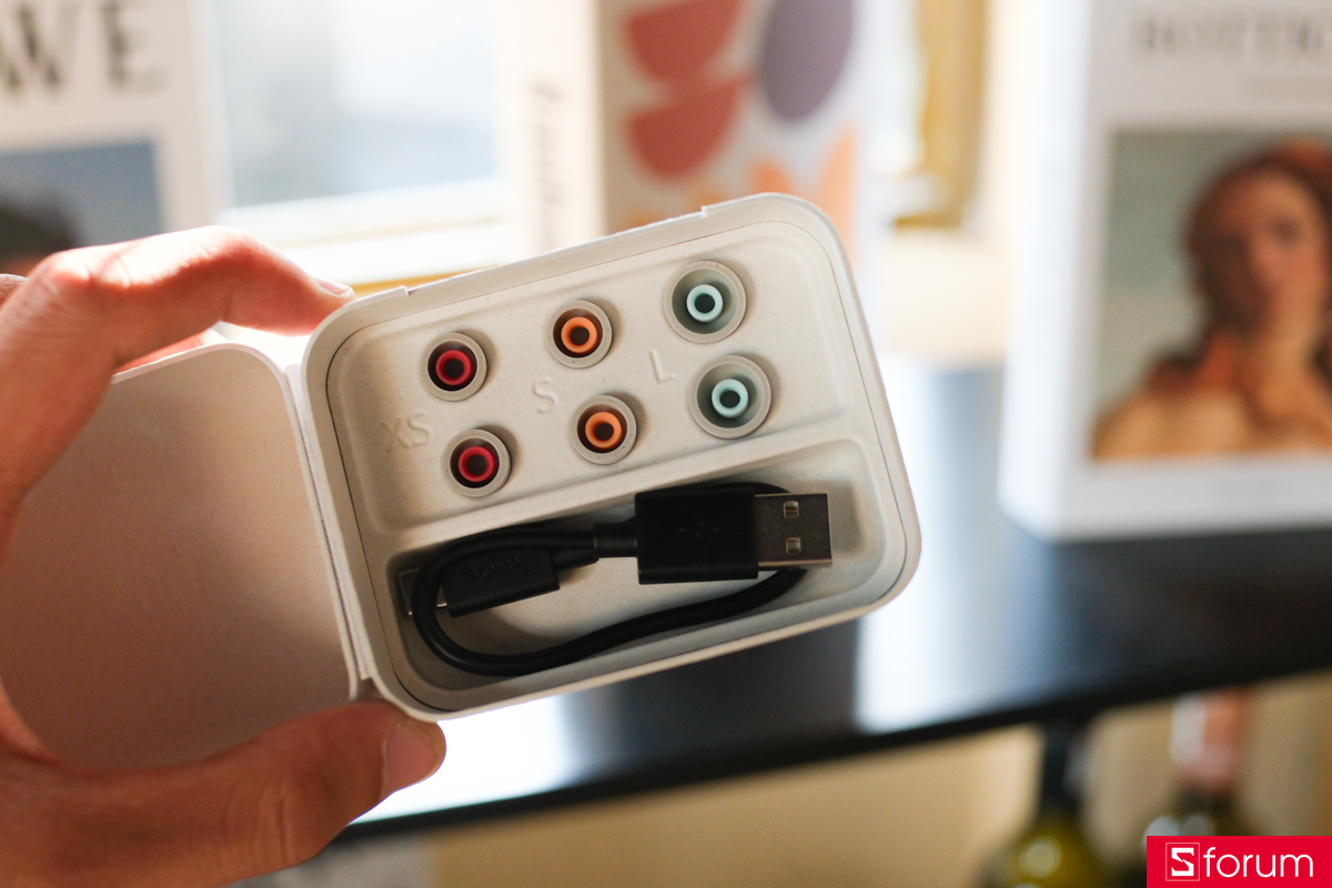 Trên tay Sony WF-1000XM6: phụ kiện gồm nút tai và dây sạc