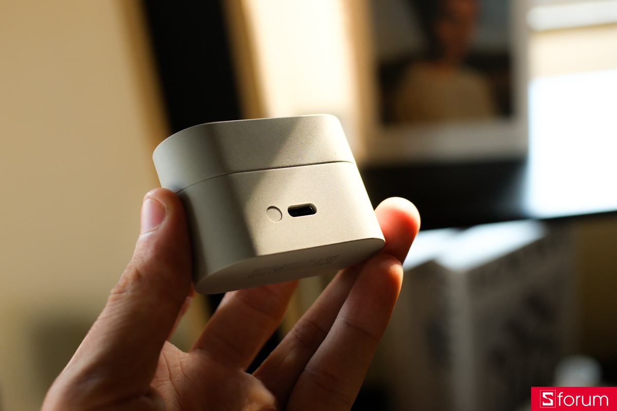 Mặt sau là cổng sạc USB-C và một nút bấm vật lý dùng để kích hoạt chế độ ghép nối hoặc reset