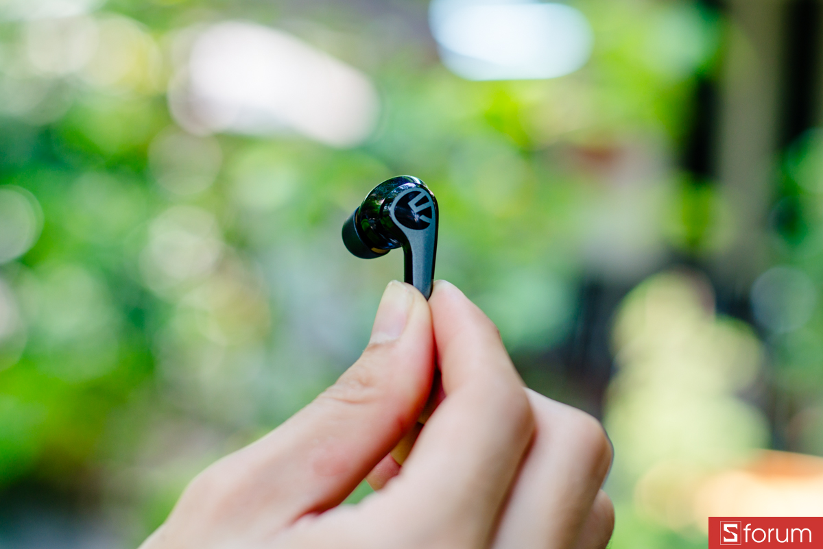 Điểm ấn tượng nhất khi mình trên tay SoundPEATS C30 chính là thiết kế bóng bẩy và hiện đại