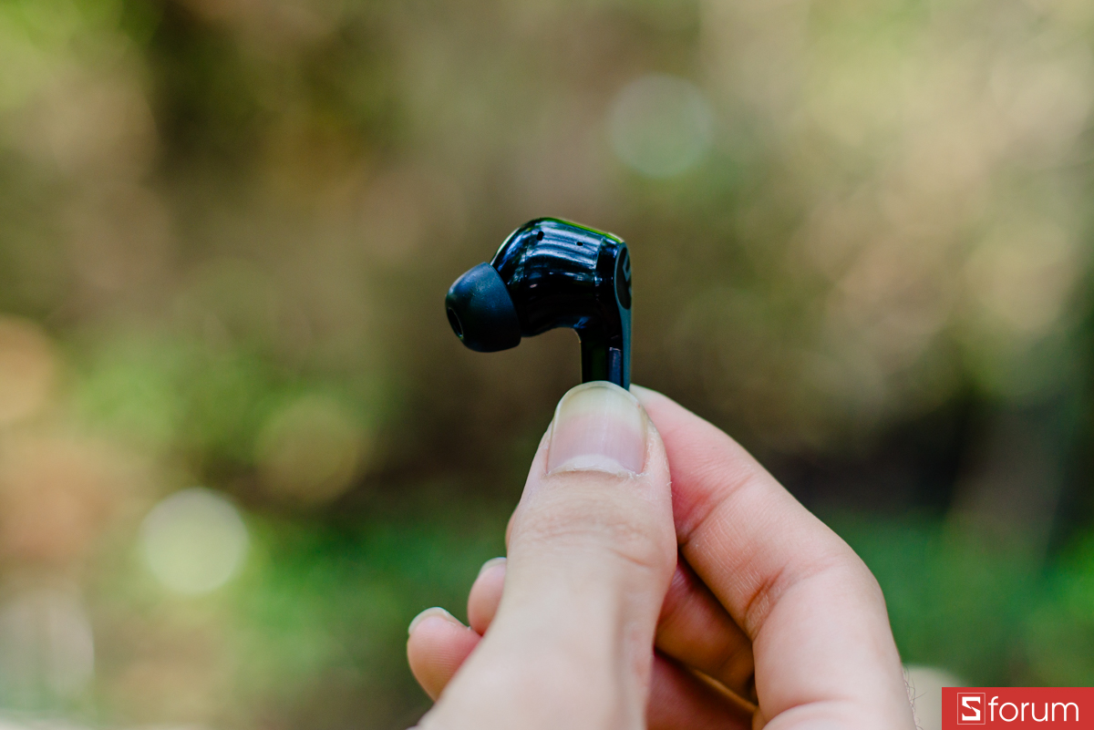 Điểm ấn tượng nhất khi mình trên tay SoundPEATS C30 chính là thiết kế bóng bẩy và hiện đại