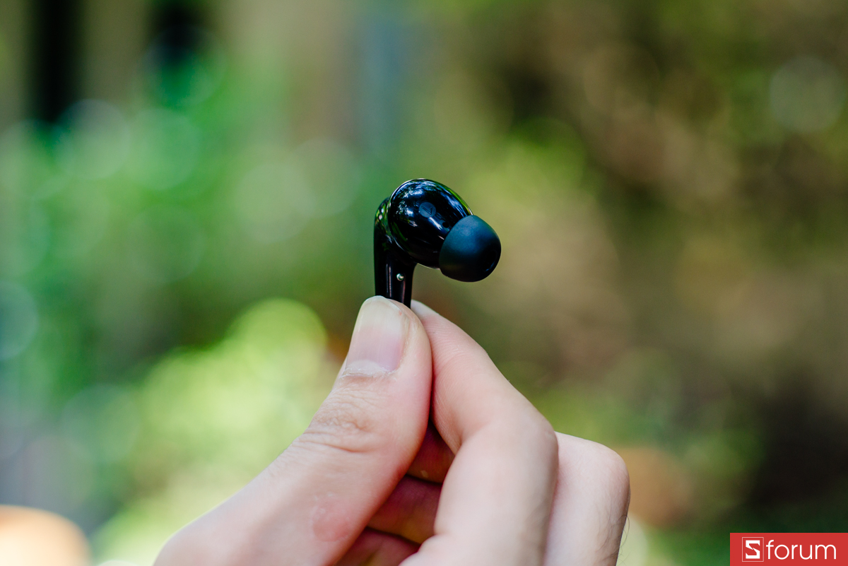 Phần thân tai nghe có thiết kế hơi dài với đầu nút tai silicon được gắn chắc chắn