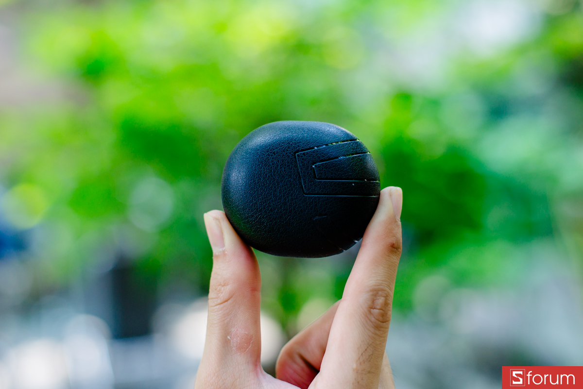 Hộp sạc của C30 được làm khá chắc chắn với thiết kế oval bo tròn các góc