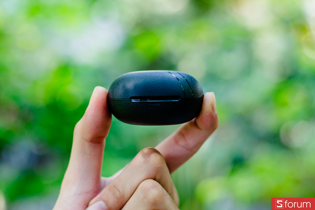 Phía trước case có đèn LED báo trạng thái pin và kết nối