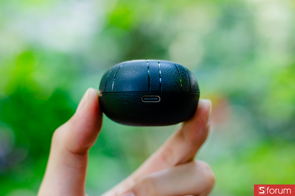 Cạnh bên của case là cổng sạc USB Type-C tiện lợi