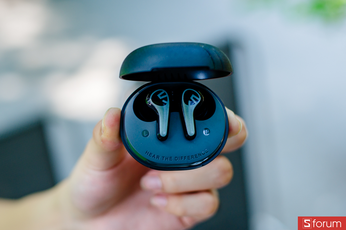 Nắp hộp mở đóng bằng bản lề khá êm