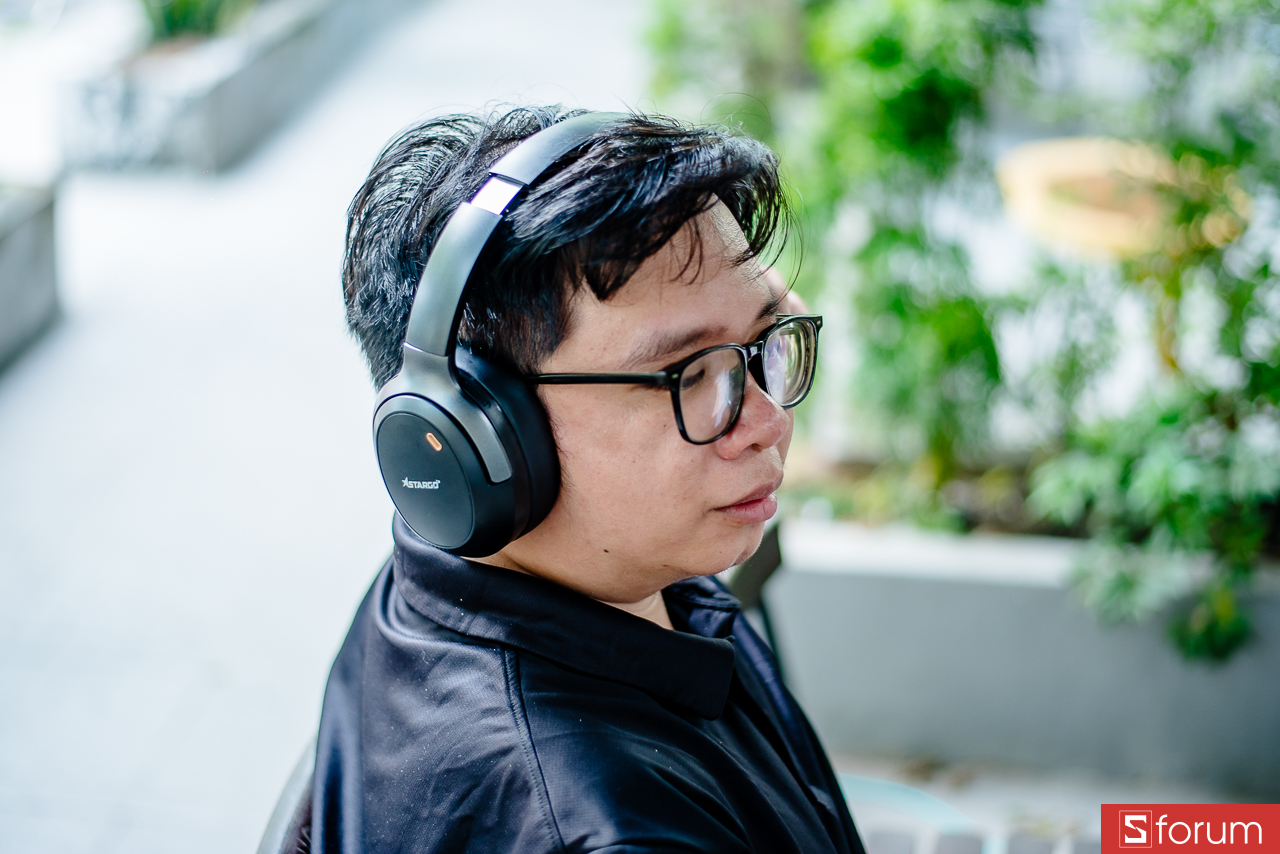 Phần headband có lớp đệm, giúp giảm áp lực lên đỉnh đầu