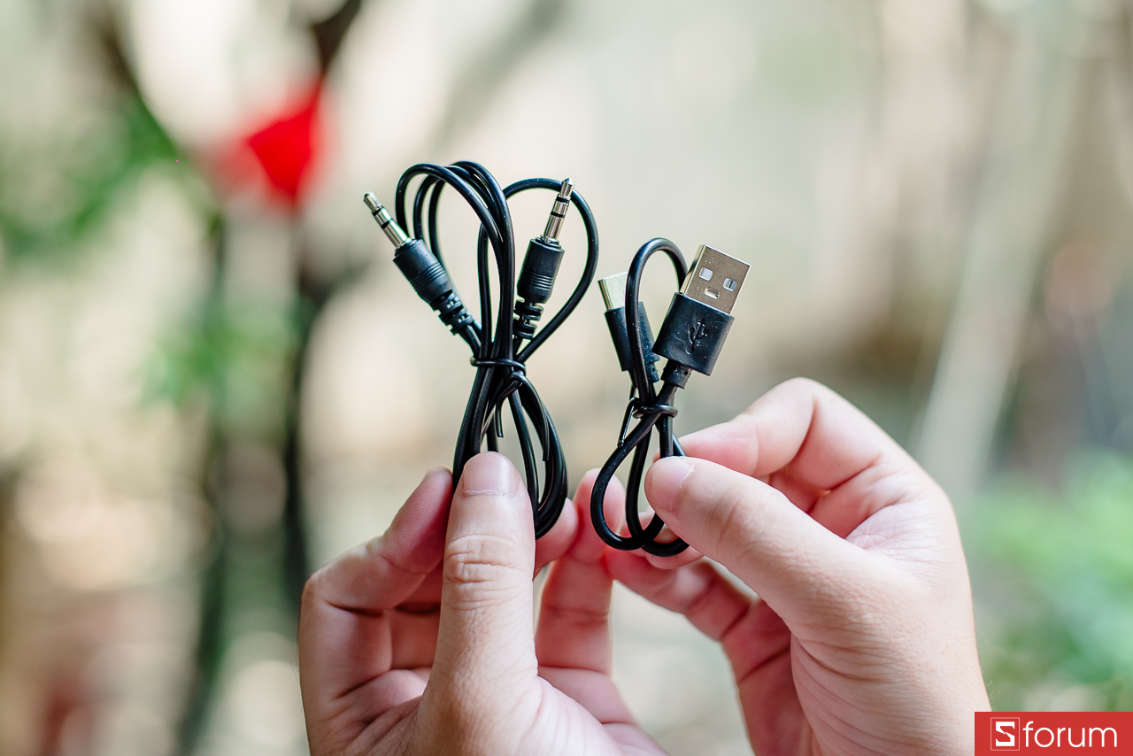 Trên tay StarGO C100 Pro: Phụ kiện có dây sạc và cổng type-C