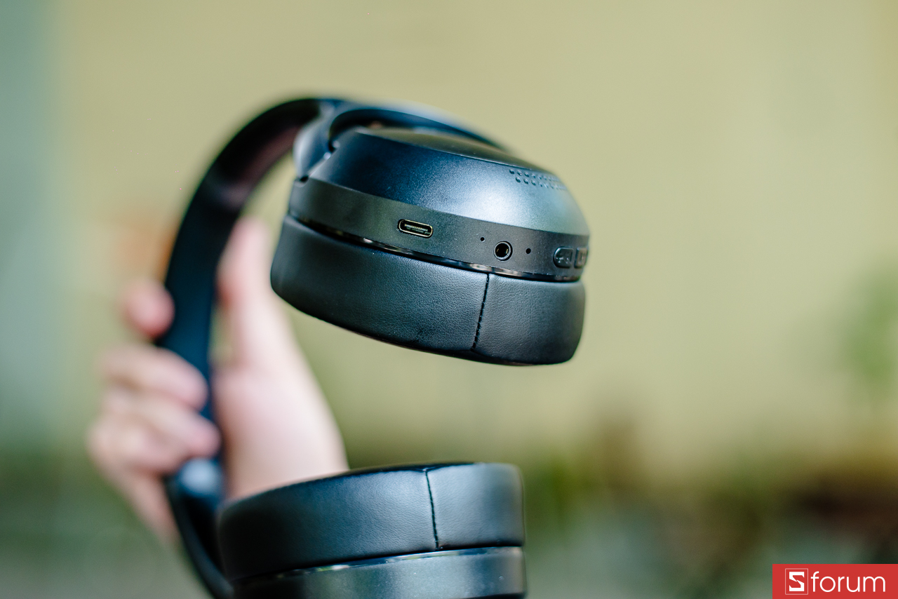 Toàn bộ cổng kết nối và nút bấm trên StarGO C100 Pro đều được đặt ở một bên earcup