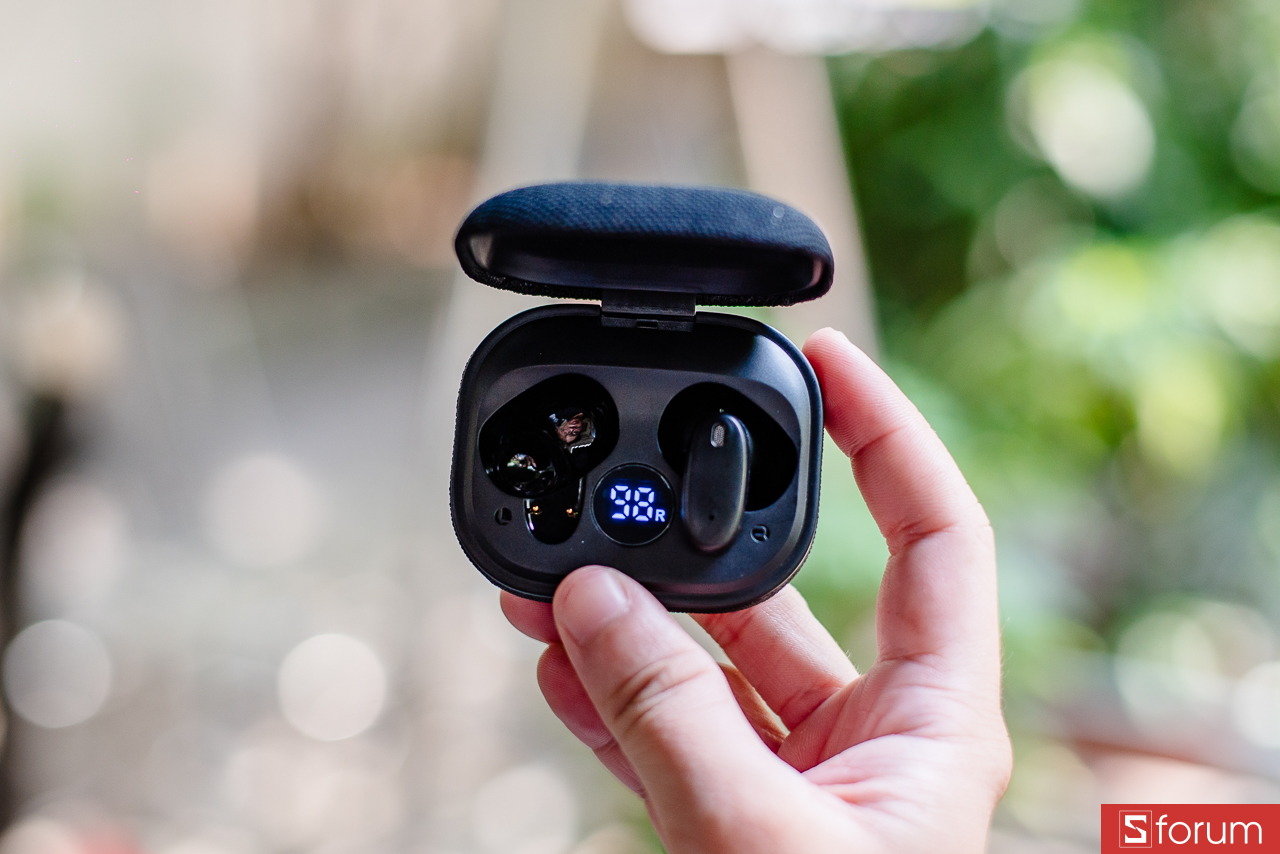 Bên trong hộp sạc, tai nghe StarGO trang bị một màn hình LED hiển thị pin