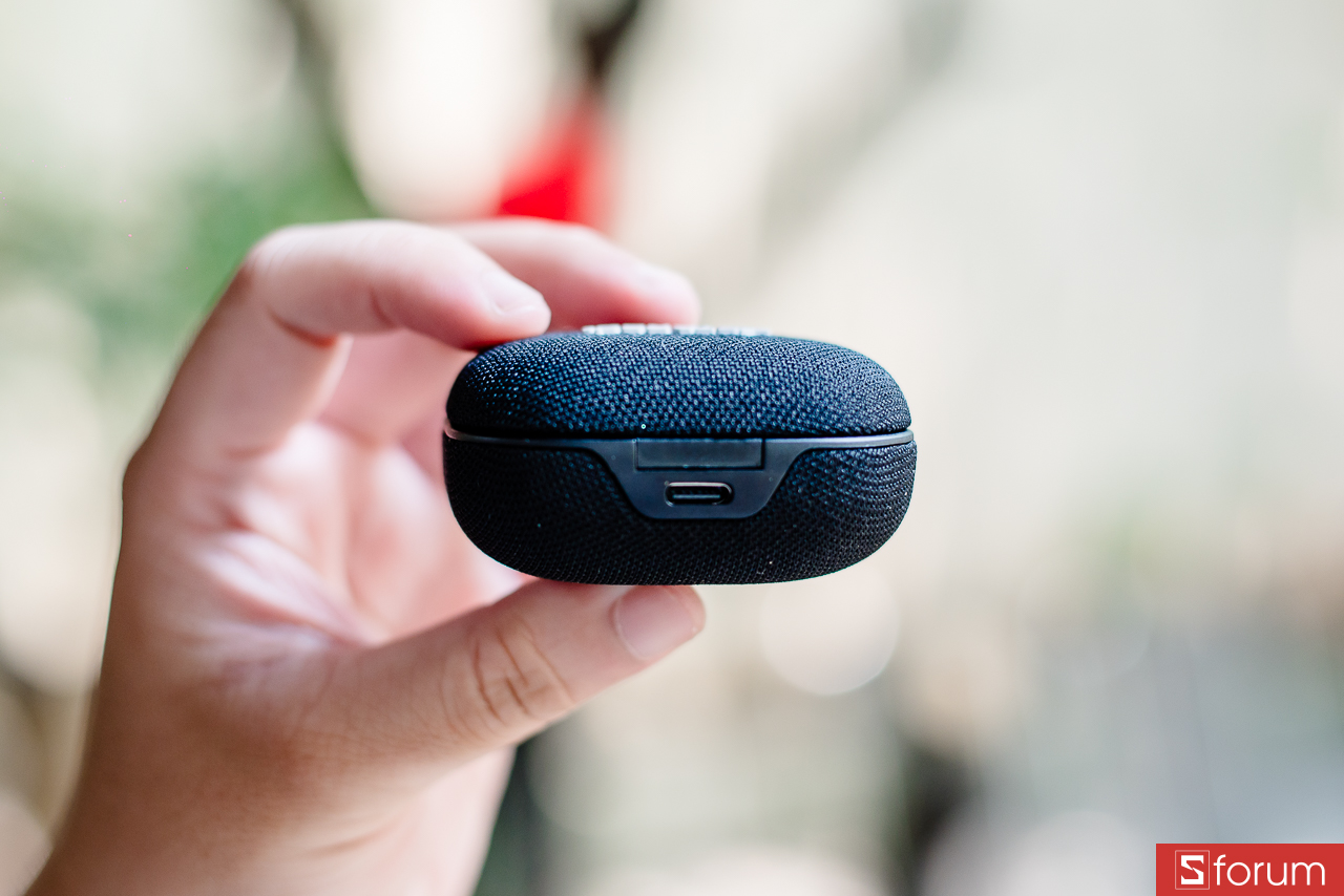 Mặt sau của hộp sạc là cổng sạc type-C