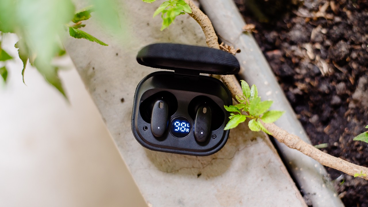Chưa tới 400k nhưng chiếc tai nghe này vẫn có chống ồn ANC, thiết kế gọn nhẹ, pin dùng tới 24 tiếng