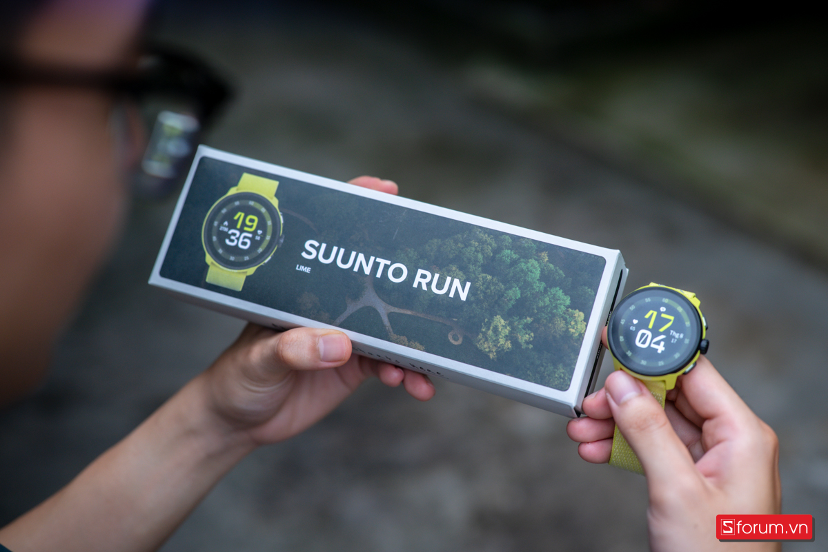 Hộp của Suunto Run thể hiện rõ triết lý thiết kế tối giản của sản phẩm