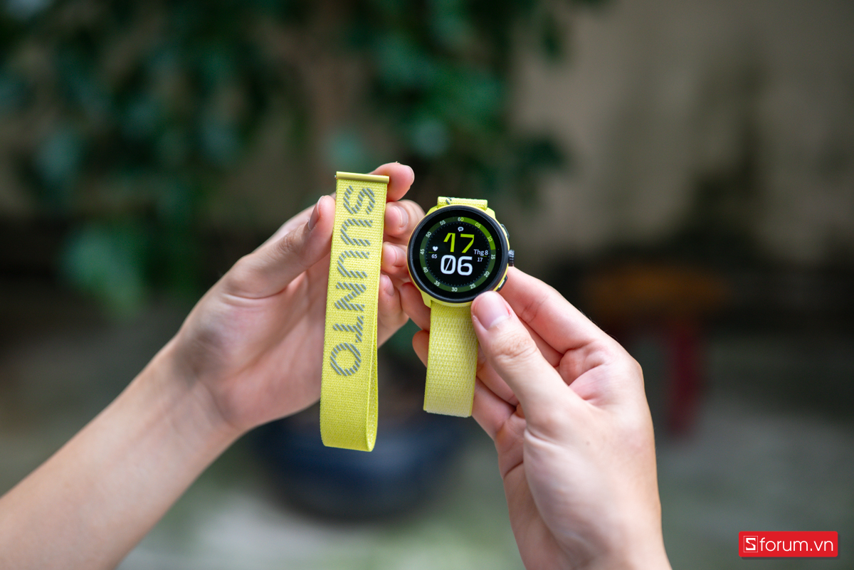 Dây vải Lime cá tính với logo Suunto in lớn tạo điểm nhấn nổi bật trên cổ tay dân chạy bộ