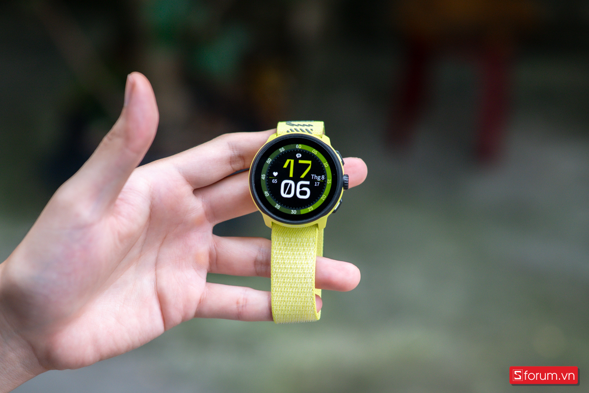 Điểm ấn tượng đầu tiên khi trên tay Suunto Run chính là trọng lượng siêu nhẹ chỉ 36 gram