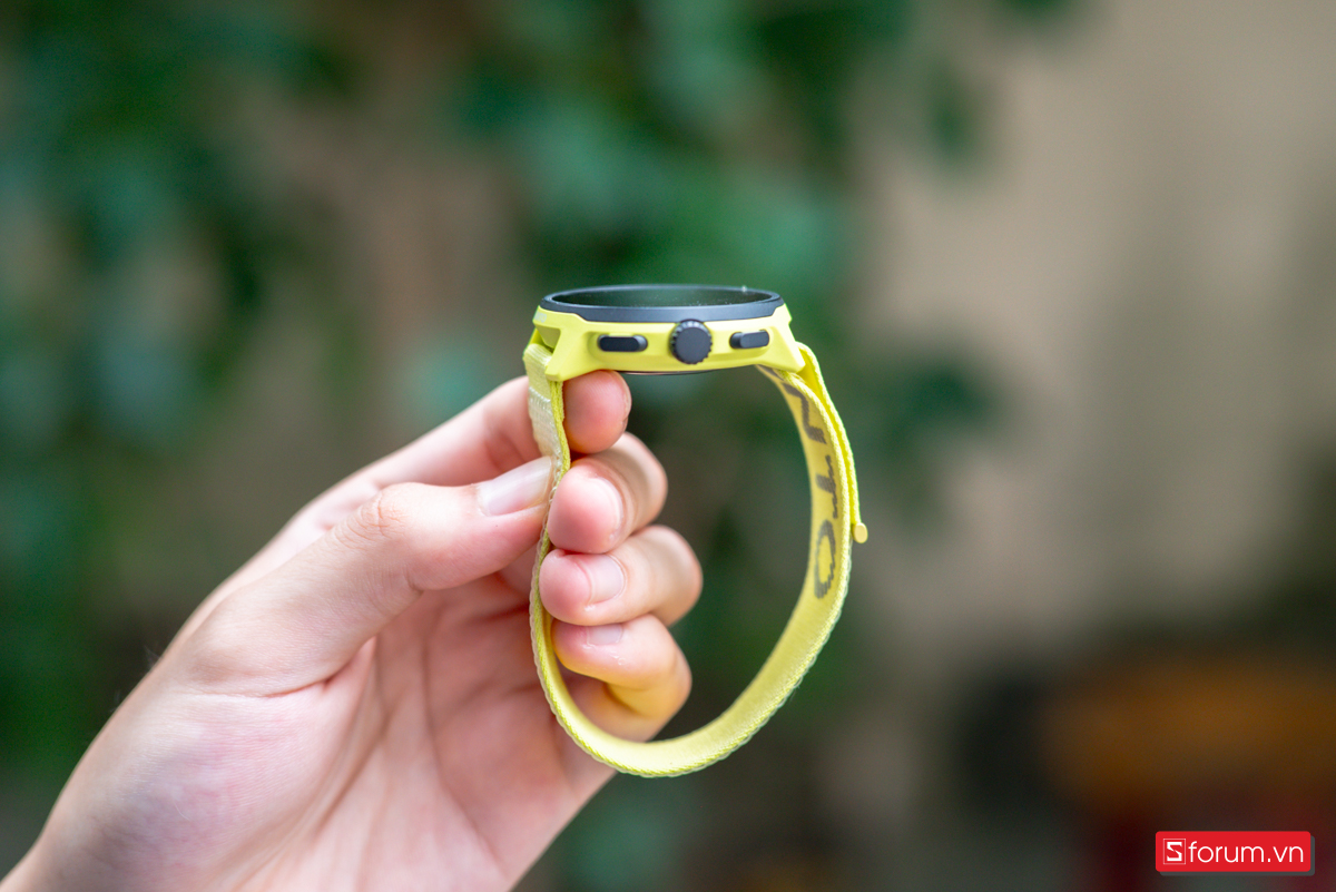 Ba nút cơ học cạnh phải trên Suunto Run giúp thao tác thuận tiện